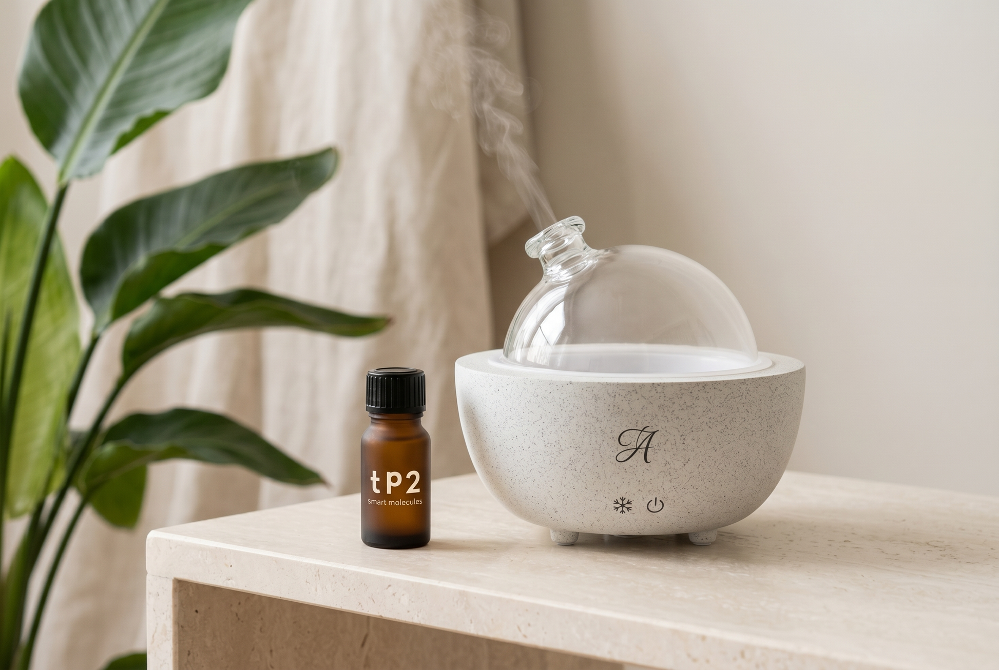 TP2 Smart Diffuser weiß mit Terpenöl auf Sideboard, Wohnambiente